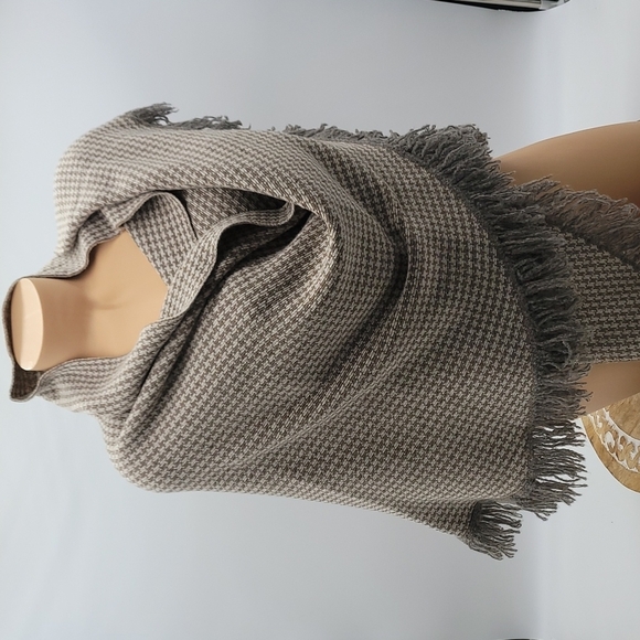 Curling Houndstooth Shawl ~ made in Italy Tan & Off White w/ grayish fringe - Picture 3 of 17